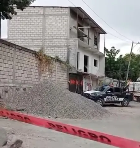 Muere albañil tras caer desde una altura mientras realizaba trabajos de construcción en una vivienda de Zacatepec; la Fiscalía ya investiga el accidente laboral.