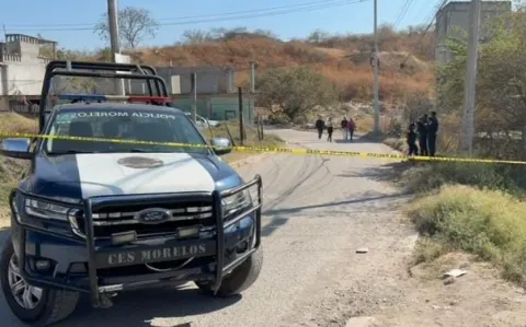 Localizan el cuerpo sin vida de una mujer con huellas de violencia y disparos en un predio abandonado de la colonia El Capiri, en Emiliano Zapata.