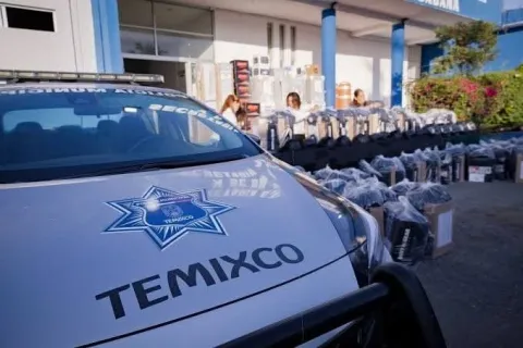 Un agente de tránsito de Temixco resultó lesionado tras dispararse accidentalmente su arma de cargo mientras realizaba labores en el poblado de Acatlipa.
