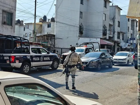 Fuerte movilización policiaca en Lomas de Cortés, Cuernavaca, tras el reporte de un presunto asalto a una pollería; una persona fue detenida.