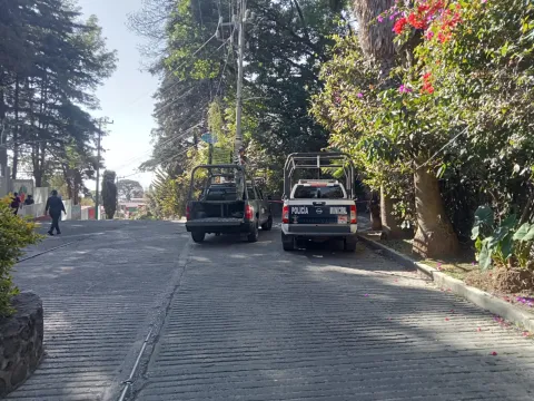 Un hombre fue localizado sin vida en el poblado de Santa María, en Cuernavaca; autoridades acordonaron la zona y la Fiscalía investiga las causas del fallecimiento.