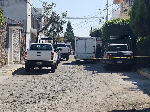 Un hombre murió tras recibir una descarga eléctrica mientras realizaba trabajos en un domicilio de la colonia Lomas Tetela, en Cuernavaca; autoridades investigan.