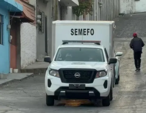 Una mujer fue localizada sin vida en la colonia 3 de Mayo, en Emiliano Zapata; autoridades acordonaron la zona y la Fiscalía inició una carpeta de investigación.