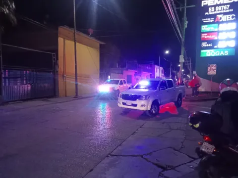  Intenso operativo policiaco y de Fiscalía en Jiutepec dejó dos detenidos y provocó caos vial en el par vial de Atlacomulco; autoridades no han informado detalles.