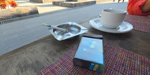 El aumento en el precio de los cigarros impacta a consumidores; cajetillas ya cuestan hasta 104 pesos, aunque fumadores no dejarán el hábito.
