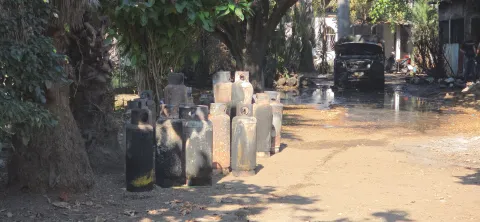 Explosión de tanques de gas en Cuautla dejó una persona lesionada y una unidad incendiada; bomberos controlaron el siniestro.