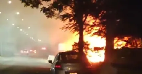 Incendian comercio en Cuautla; el ataque estaría ligado al cobro de piso, generando alarma entre comerciantes por la creciente inseguridad.