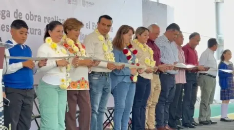 La gobernadora Margarita González Saravia inauguró la techumbre de la primaria Adolfo López Mateos en Jalostoc, Ayala, con una inversión superior a 3.5 millones de pesos.