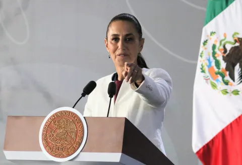 El caso del ex fiscal de Morelos, Uriel Carmona, será revisado por la FGR, confirmó Claudia Sheinbaum; el ex funcionario cuenta con amparos vigentes.