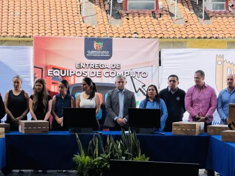 José Luis Urióstegui encabezó la entrega de equipo de cómputo en Cuernavaca, con una inversión superior a 4 millones de pesos para fortalecer al Ayuntamiento.