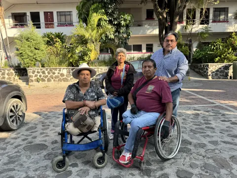 Comercio ambulante en Cuernavaca ha provocado accidentes a personas con discapacidad; seis usuarios en silla de ruedas han sido hospitalizados, denuncian.