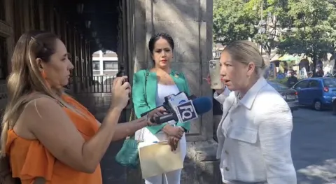 Regidora de Cuautla, Anita Guerra, protagonizó confrontación con reporteras en Cuernavaca tras ser cuestionada por su escolta de la Guardia Nacional.