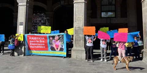 Familiares de Esperanza exigen a la Fiscalía de Morelos detener al presunto responsable de su muerte tras un accidente vial ocurrido en la autopista México-Cuernavaca.