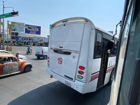 La Coordinación de Movilidad y Transporte de Morelos retiró placas a 88 unidades del transporte público por representar un riesgo para la población, tras revisiones mecánicas.