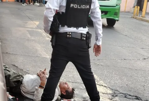 Un hombre de la tercera edad sufrió una fuerte caída y golpe en la cabeza en la calle Degollado, en pleno Centro de Cuernavaca; se negó a recibir atención médica.