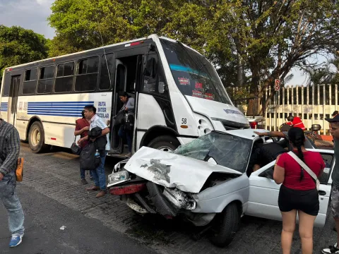 Un fuerte accidente de una ruta interescolar en avenida Gobernadores, Cuernavaca, dejó numerosos lesionados; autoridades investigan las causas del percance.