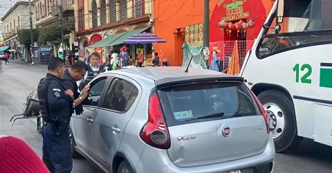 Un elemento de Tránsito resultó lesionado tras ser impactado por un vehículo compacto en la avenida Morelos de Cuernavaca; el conductor fue retenido y el oficial trasladado a un hospital.