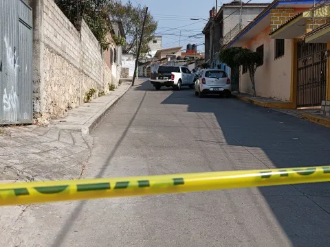 Una mujer de aproximadamente 40 años fue asesinada a balazos en la colonia El Calvario, en Emiliano Zapata; autoridades ya investigan el homicidio.