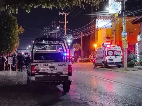 Una persecución policiaca en la avenida Río Mayo de Cuernavaca dejó dos presuntos ladrones de motocicleta detenidos, uno de ellos lesionado, tras un operativo nocturno.