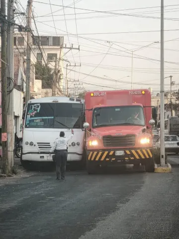 Un camión de transporte público y otro de una empresa refresquera chocaron en la avenida Emiliano Zapata, en Temixco; no hubo lesionados, pero sí caos vial.