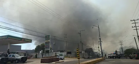 Incendio en instalaciones de la Policía del Estado, junto al C5, genera alarma en Temixco y Emiliano Zapata; no hubo lesionados.