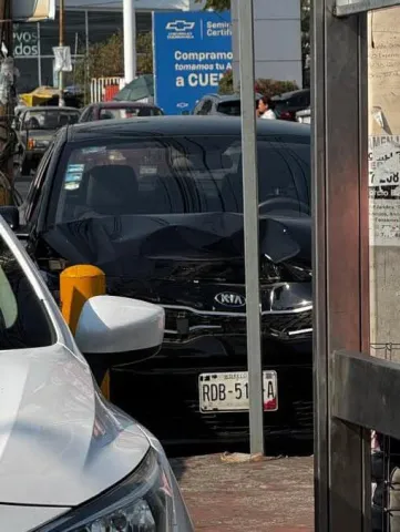 Un automóvil se impactó contra un letrero de tránsito en la avenida Morelos Sur, a la altura de Las Palmas, en Cuernavaca; no hubo personas lesionadas.