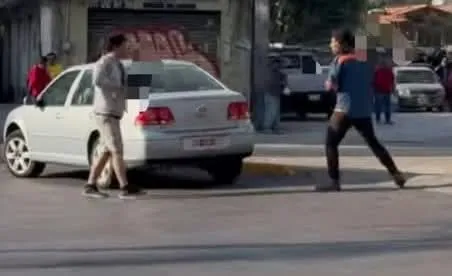 Un accidente vial en la glorieta del IMSS sobre avenida Plan de Ayala, en Cuernavaca, derivó en una riña entre conductores; uno presuntamente sacó una navaja.