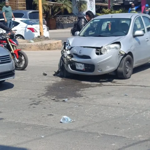 Un accidente entre dos vehículos en el cruce de Paseo del Conquistador y Domingo Diez, en Cuernavaca, generó congestionamiento vial. No hubo personas lesionadas.