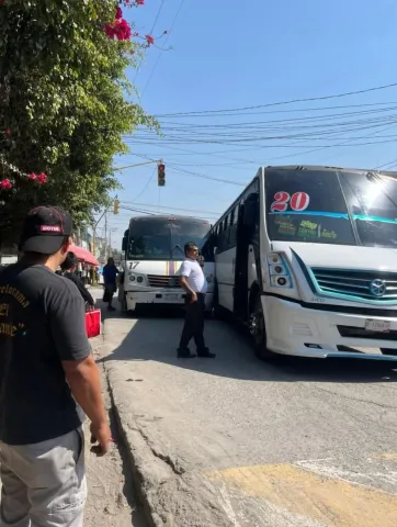 Dos unidades del transporte público chocaron en la colonia Calera Chica, en Jiutepec, sobre la avenida Emiliano Zapata. No hubo lesionados, solo daños materiales.