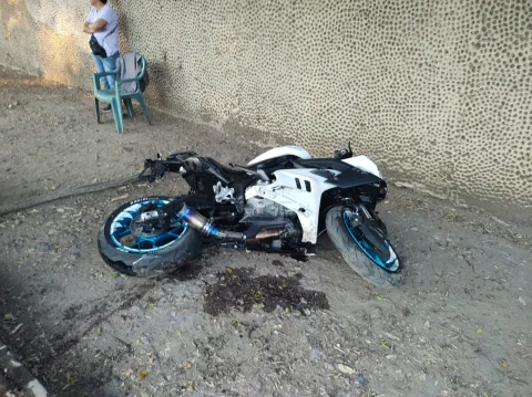 Un motociclista resultó gravemente herido tras chocar contra un Mini Cooper en el bulevar Cuauhnáhuac, a la altura del rastro municipal de Cuernavaca.