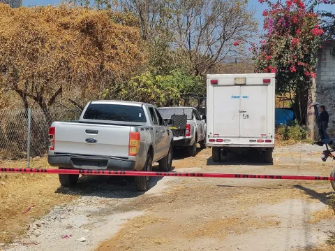 Un hombre fue localizado sin vida con impactos de bala en la colonia Jardines de Zoquipa, en Ahuatepec, Cuernavaca. Fiscalía de Morelos abrió investigación por homicidio.