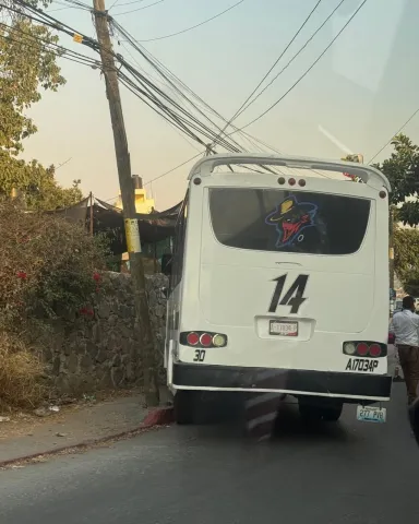  Una unidad del transporte público presuntamente se quedó sin frenos en la avenida Unión Zapata, colonia 3 de Mayo en Emiliano Zapata. Autoridades realizan investigación.