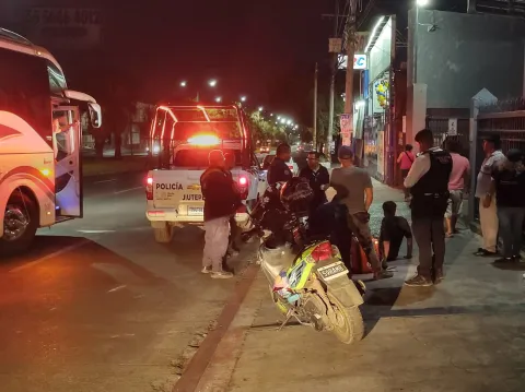 Una unidad del transporte público presuntamente se quedó sin frenos en la avenida Unión Zapata, colonia 3 de Mayo en Emiliano Zapata. Autoridades realizan investigación.