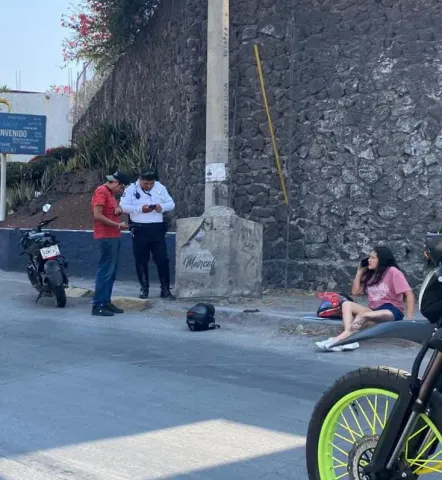Dos jóvenes motociclistas resultaron lesionados tras derrapar en la curva de la colonia Cuauchiles, en Jiutepec. Fueron trasladados a un hospital para valoración.