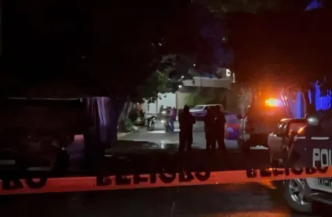 Una mujer de 45 años fue quemada presuntamente por su pareja en Ahuatepec, Cuernavaca. La víctima está grave y el agresor permanece prófugo.