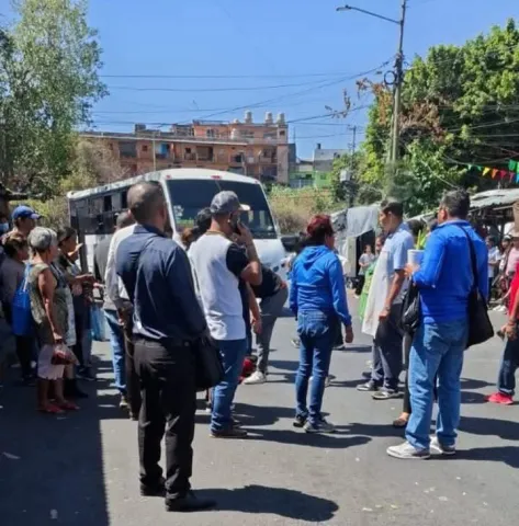 Una persona fue embestida por una unidad del transporte público en los andenes del Mercado Adolfo López Mateos en Cuernavaca; el conductor presuntamente se dio a la fuga.