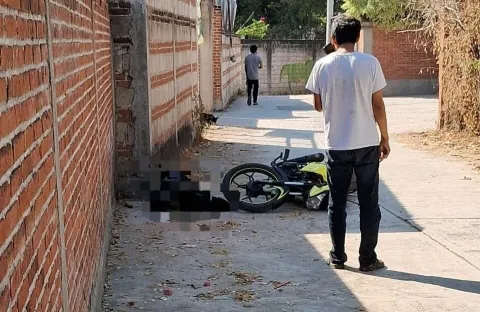  Un joven de aproximadamente 20 años fue asesinado a balazos en la colonia Benito Juárez de Coatetelco; autoridades ya investigan el ataque.