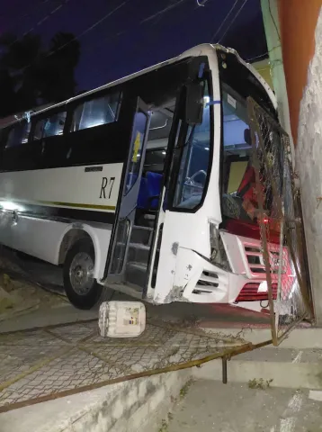 Una unidad de la Ruta 7 chocó contra una vivienda en la colonia Independencia de Jiutepec; autoridades reportan que no hubo lesionados de gravedad.
