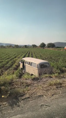 Una combi del transporte público se salió del camino en el libramiento Zacatepec–Casablanca, a la altura del Puente del Fierro; una persona resultó lesionada leve.