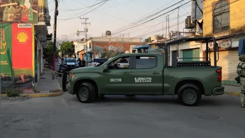 Un hombre de aproximadamente 30 años fue asesinado a balazos mientras viajaba en motocicleta; la Fiscalía de Morelos ya investiga el ataque armado.