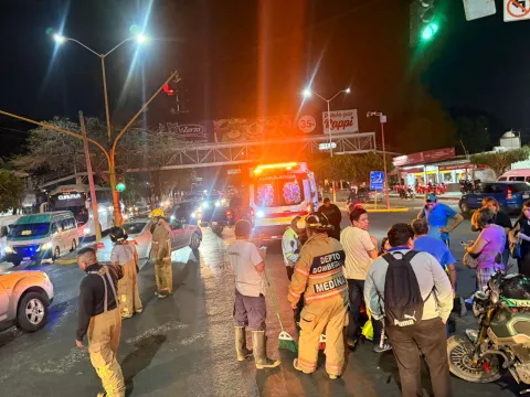 Un joven de 24 años resultó herido tras un accidente de motocicleta en la avenida Reforma, colonia Cuautlixco, en Cuautla; fue trasladado de urgencia a un hospital.