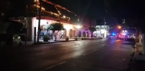 Un ataque armado en Bambinas Bar, en la zona conocida como La Parada de la Uva en Cuautla, dejó dos hombres sin vida y uno más gravemente herido; no hay detenidos.