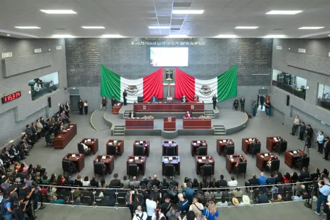 La gobernadora Margarita González Saravia presentó su Primer Informe de Gobierno ante el Congreso de Morelos, donde destacó avances en seguridad, infraestructura, salud y orden administrativo.