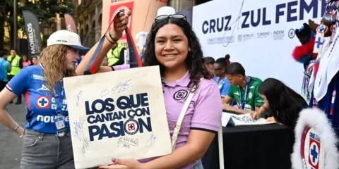 Cruz Azul convive con su afición en Cuernavaca durante firma de autógrafos en Plaza de Armas