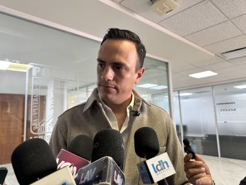 Daniel Martínez Terrazas pidió que el alcalde de Cuautla, Jesús Corona Damián, enfrente la justicia por presunto desvío millonario y exigió a la FGE avances en las investigaciones.