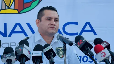 La Dirección de Bomberos de Cuernavaca enfrenta un déficit del 15% de personal mientras se han registrado 180 incendios en 2026, principalmente en terrenos baldíos y casas habitación.