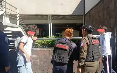 La SEP Morelos lamentó la riña entre alumnos del CETIS 44 en una plaza del centro de Cuernavaca y confirmó que el caso fue turnado a la dirección del plantel para aplicar sanciones.