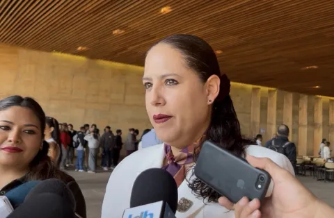 La secretaria de Educación de Morelos, Karla Aline Herrera Alonso, pidió no generar pánico por casos de sarampión y coksackie; descarta regresar a clases en línea y refuerza medidas sanitarias.