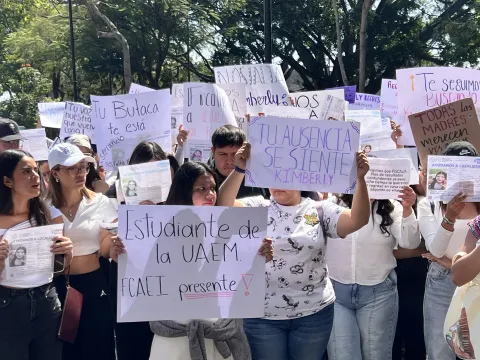 Familiares y amigos marcharon en Cuernavaca para exigir la pronta localización de Kimberly Ramos Beltrán, estudiante de la UAEM desaparecida desde el 20 de febrero.