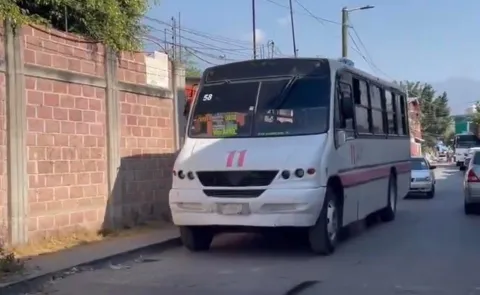 La FGR delegación Morelos realizó un cateo en la base de la Ruta 11 en Temixco por presunto almacenamiento de diésel sin permisos federales.